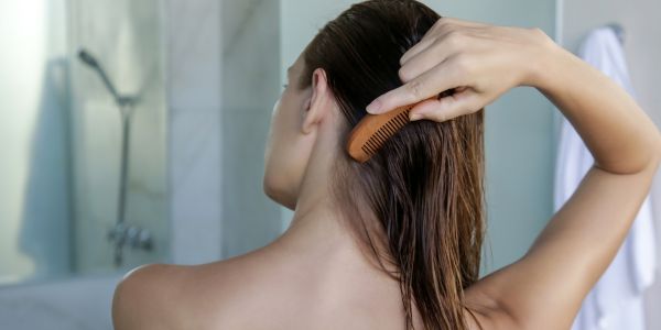 Renforcez vos cheveux : conseils essentiels pour les femmes aux cheveux clairsemés